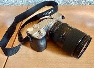 Sony ICLE-6000 with 18-200 OSS LE Lens; 3 batteries, and a manual f1.8 lens - Picture 1 of 13