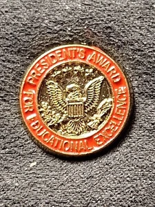Pin de solapa de colección Premio del Presidente a la Excelencia Educativa (139FLA) - Imagen 1 de 2