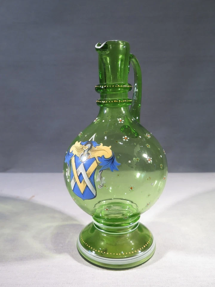 ANCIEN PICHET CARAFE ARMORIER EN VERRE EMAILLE BLASON HEAUME - Photo 1/1