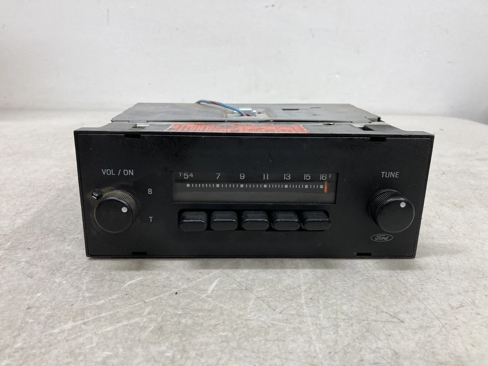 80-86 Ford Radio Escort EXP Mercury Lynx AM Push Button E5AF-18806-AA  Foto 1 de 4