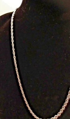 Collar de cadena Monet tono plata y pendientes de clip en forma de huevo tono plata Foto 1 de 4