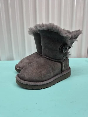Botas Ugg para niños pequeños Bailey botón piel de oveja forradas grises botas de gamuza talla 8 Foto 1 de 4