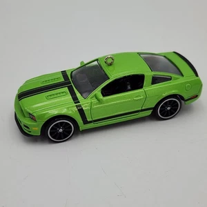Hallmark Keepsake adorno de Navidad 2013 Ford Mustang Boss 302 verde sin caja - Imagen 1 de 13