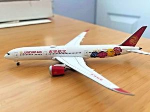 Herpa Juneyao Airlines 吉祥航空 Boeing 787-9 Dreamliner B-1115 1:500 Model - Picture 1 of 3