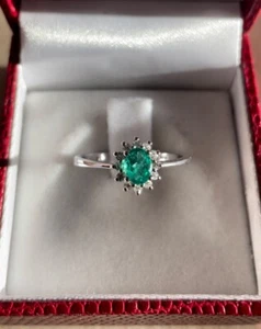 anello in oro bianco con smeraldo e brillanti - Foto 1 di 3
