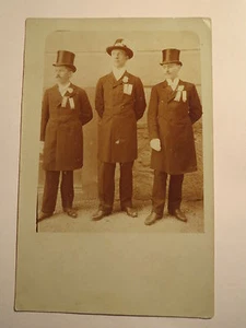 3 Männer mit Hut & Abzeichen ? - Absolventen ? Studenten ? Handwerker ? - Foto - Picture 1 of 1