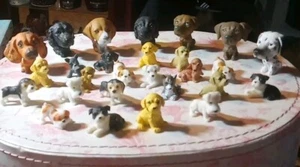 Grande lotto di 27 cani in miniatura plastica 7 grandi 20 mini tutte le razze diverse - Foto 1 di 9