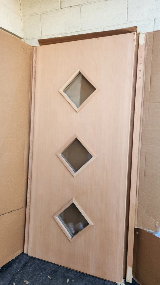 Puerta de entrada delantera de abeto estilo contemporáneo 3 diamantes Lite de Simpson Foto 1 de 1