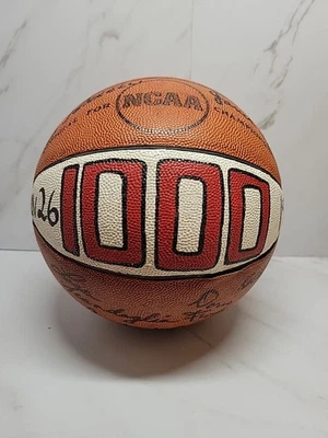 Baloncesto femenino de la Universidad de St Johns 1981 1000 puntos juego historia de la pelota NCAA Foto 1 de 4