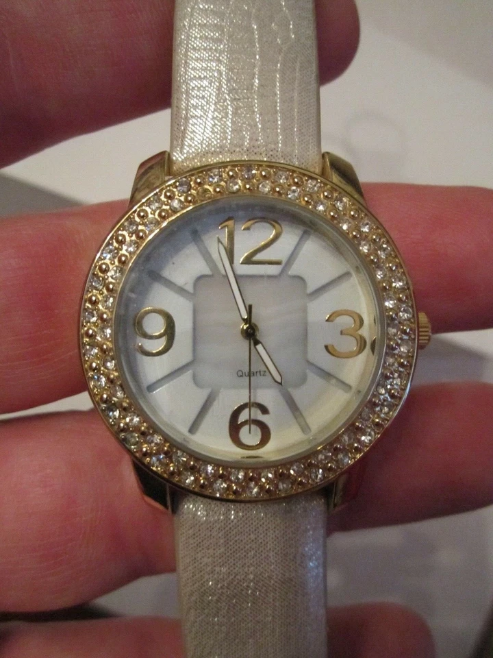 RELOJ CHICO'S - CORREA DE CUERO PLATEADO - CRISTALES EN BISEL - BBA-26 Foto 1 de 4