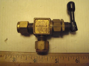 Swagelok Whitey Valve, B-1GS4-A; Right AngleToggle valve; 1/4 Swagelok in-out - Picture 1 of 1
