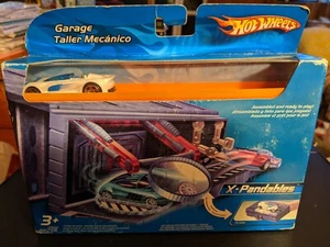 NIP - Hot Wheels - X-Pandables - Garage - Includes Car - J2550/J7336 - 2005    S - Picture 1 of 4