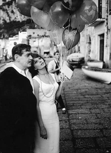 Clark Gable holding jacket with Sophia Loren holding balloons in I- Old Photo - Picture 1 of 1