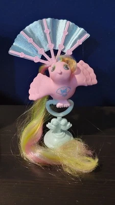 De colección Hasbro Fairy Tails Pájaro Ventilador Cola Flutter Con Soporte  Foto 1 de 4