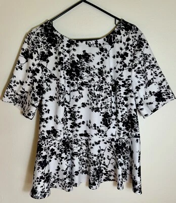Top túnica Monroe and Main talla grande 1X negro blanco gris estampado floral Foto 1 de 4