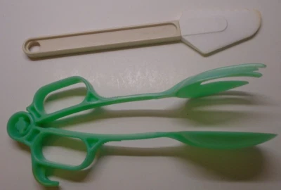 Vintage Tupperware Salad Tongs 114 & Serrated Spatula 1775 - Image 1 of 4