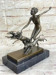 Escultura estatua de bronce de Diana la Cazadora Artemisa desnuda con sabuesos - Imagen 1 de 10