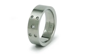 Anillo de titanio de 8 mm para hombre banda centro 5 circonitas piedras cepilladas ajuste cómodo - Imagen 1 de 2