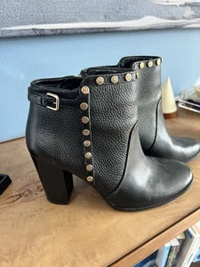Tory Burch Mae Bootie Sz 8m Black Leather Gold Studded Logo Side Zip Block Heel - Picture 1 of 5