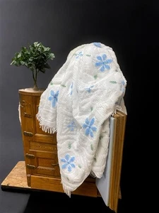 Copriletto in ciniglia con frange floreali blu bianco verde, biancheria matrimoniale vintage  - Foto 1 di 10