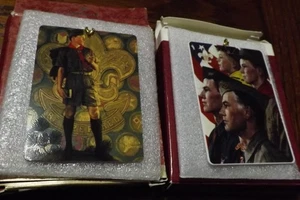 ADORNO RECUERDO NIÑO SCOUT 1996 1997 SELLO DE CERÁMICA CON CAJA ORIGINAL ROCKWELL - Imagen 1 de 8