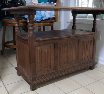 Antiguo banco de monjes se convierte en mesa con espacio de almacenamiento Foto 1 de 4