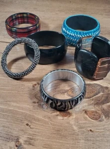 Menge 6 Grobe Armbänder Armreif Blau, Lucite Panel, Tartan, Perlen, Schwarz Zebra - Bild 1 von 22