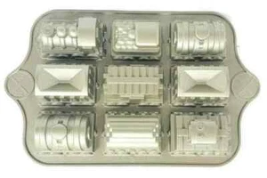 Nordic Ware Railroad Train 5 Cup Heavy Aluminum Baking Pan 9 Section Locomotive - Picture 1 of 2