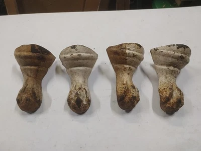 Lote de 4 patas de pie de garra de hierro fundido antiguas tempranas, muebles salvamento Foto 1 de 4