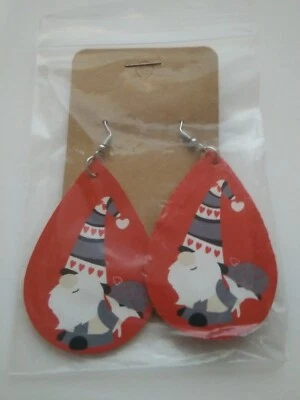 VALENTINE'S DAY GNOME W GRAY HAT W HEART HOLDING FLOWERS PU LEATHER EARRINGS - Image 1 of 2