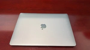 MacBook Pro 13,3" 2020 (512GB SSD, i5, 2,1GHz, 16GB) Space Grau - Chip auf Blende - Bild 1 von 6