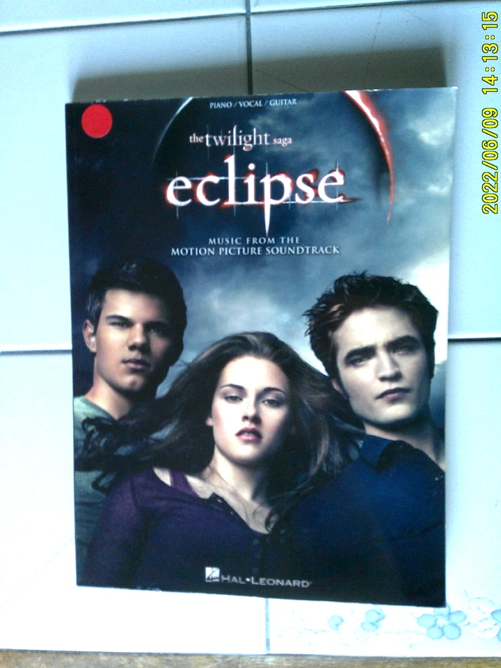 The Twilight Saga Eclipse 电影配乐钢琴声乐吉他乐谱歌曲书 — 第 1/1 张图片