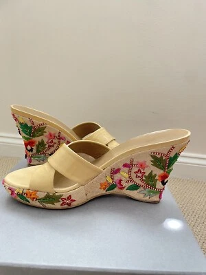 Cuña floral Stuart Weitzman talla 7,5 Foto 1 de 4