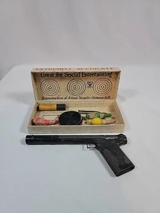 Antike USA Bulls Eye Pistole Pat. Feb 1924 Gummiband Spielzeugpistole Original Vögel - Bild 1 von 23