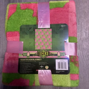Wicked Soft Touch Decke. Grün und Rosa mit Glinda und Elphaba Figuren - Bild 1 von 4
