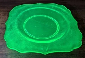 Vintage Green Vaseline Glass Scalloped Edge Plate 7.75" Imperfect, Finish Issues - Picture 1 of 11