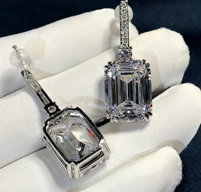 Pendientes colgantes y colgantes de diamantes simulados de corte esmeralda de 3 quilates enchapados en oro blanco de 14 k Foto 1 de 4