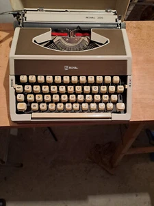 Macchina da scrivere portatile Royal 200 - Foto 1 di 2