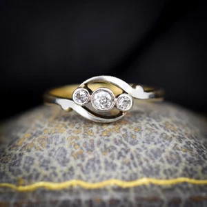 Antiker Diamant Ring mit drei Steinen Trilogie Twist 18 kt Gelbgold | Edwardianisch - Bild 1 von 10