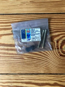 VIS FIXATION DE PHARE PEUGEOT 6225.24 622524 KIT DE 2 VIS  PEUGEOT NEUF ORIGINE - Imagen 1 de 1