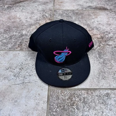 Gorra Miami Heat negra ajustada New Era neón Vice City 7 3/8 HWC NBA rosa verde azulado Foto 1 de 4