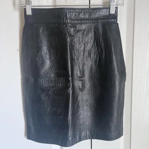 Falda lápiz recta Moschino vintage de cuero negro con logotipo en relieve talla 40 - Imagen 1 de 4