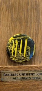 1945 Iowa Hawkeyes Homecoming Pinback Button - Picture 1 of 2