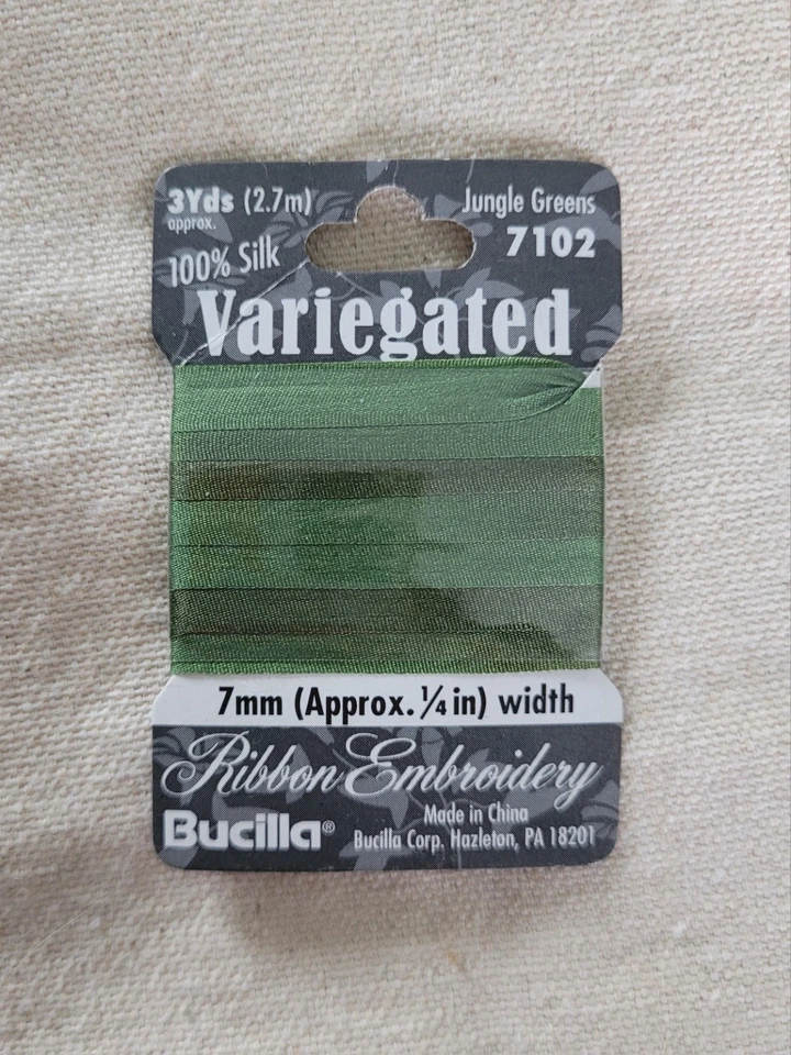 Cinta de bordar abigarrada de seda pura Bucilla | Verde selva #7102 | 7 mm 3 yardas Foto 1 de 1