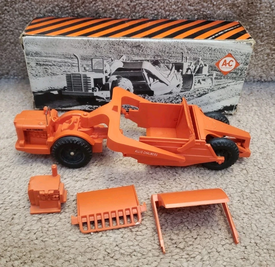 LIONEL ALLIS CHALMERS 6817-126 100 MOTOR SCRAPER W/STRIPED BOX (Writing on box) - Image 1 of 4