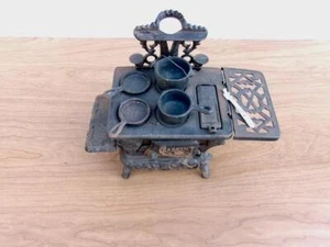 VINTAGE CRESCENT MINI CAST IRON STOVE TOY SALESMAN SAMPLER WITH ACCESSORIES - Picture 1 of 9