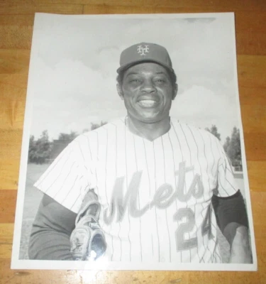 1973 Willie Mays 8" x 10" Photo - With Letter of Authenticity - Image 1 of 3