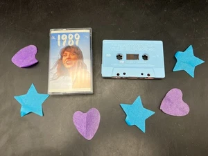 AUTHENTIC Taylor Swift 1989 Taylor's Version Blue & Pink Cassette Limited - Foto 1 di 5