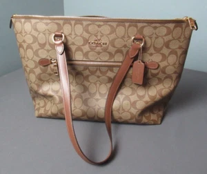 Women's Coach Signature Handbag w/ Coach Tag D2122-F79609 Lined Zipper h4 sb - Picture 1 of 10