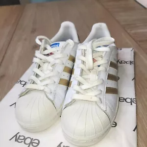Adidas Superstar weißgold gestreifte Freizeitschuhe Schuhe Größe 5,5 USA - Bild 1 von 23